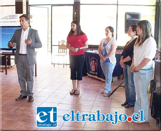 El Director (S) de la DAEM, Pedro Hidalgo, participó de la jornada de asesoría en el aula y un taller de auto cuidado dirigido a profesores que participan en el programa ‘Habilidades para la Vida’.