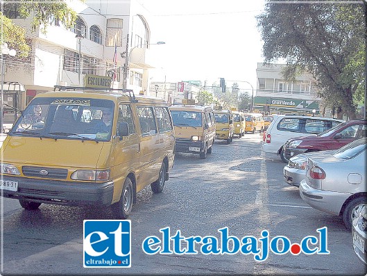 Un monto de 2 UTM por cada furgón escolar y de 4 UTM por cada automóvil de alquiler, estará pagando Tesorería.