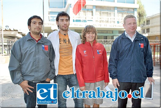 Un llamado a seguir una carrera en la minería hizo el Seremi de esa área Tomás Ochoa, acompañado de Carlos Soto que estudia técnico en minería, y la Gobernadora Patricia Boffa.