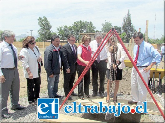 Con la presencia de autoridades, funcionarios del establecimiento y líderes sociales de diferentes sectores de la comuna, se realizó la postura de la primera piedra del Centro de Salud Familiar ‘Eduardo Raggio’ de Catemu, el que tendrá 1.900 metros cuadrados y representa una inversión aproximada de 2.000 millones de pesos.