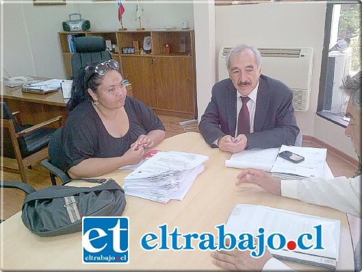 El Alcalde Patricio Freire se comprometió públicamente con la presidenta de la Junta de Vecinos de La Quebrada, Mariana Vergara, de entregarles agua a ambos sectores.