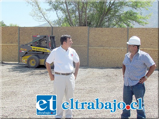 El Director del Servicio de Salud, Rodrigo Infante, en visita al terreno donde se construirá el nuevo Cesfam para Catemu.