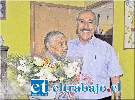 El Alcalde Patricio Freire junto a Rosa Soto Bravo, la ‘Mama Rosa’, conocida vecina de La Troya que ayer cumplió un siglo de vida.