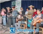 Al término de la actividad, todos los artistas subieron al escenario y lucieron toda su creatividad en la típica despedida de los payadores.