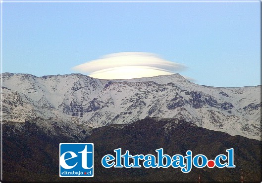 Esta es la nube en forma de ‘nave espacial’ que apareció flotando en la Cordillera de Los andes la tarde de este miércoles, la foto fue tomada desde la rotonda de Michimalonco, El Señorial. Esta es la nube en forma de ‘nave espacial’ que apareció flotando en la Cordillera de Los andes la tarde de este miércoles, la foto fue tomada desde la rotonda de Michimalonco, El Señorial.