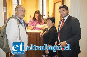 Representantes de la Junta de vecinos El Tártaro junto al abogado Héctor Pérez, interpusieron un recurso judicial en la Corte de Apelaciones contra la minera Andes Cooper por los trabajos que está realizando al interior de Los Patos.