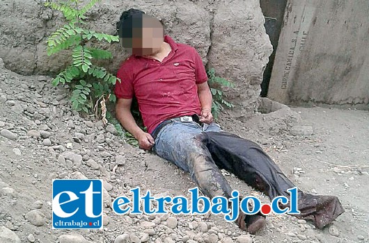 El cuerpo del hombre aún no identificado fue hallado sin vida la mañana de ayer en el Callejón Lo Videla de San Rafael. Aparentemente fue arrastrado y dejado en el lugar ya muerto o a punto de morir, ya que no hay sangre en el suelo.