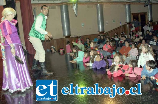 HIPNOTIZADOS.- Como lo muestran las cámaras de Diario El Trabajo, a los niños poco les importó estar dos horas de rodillas en las escaleras del escenario, la idea era estar cerca de sus actores mágicos.