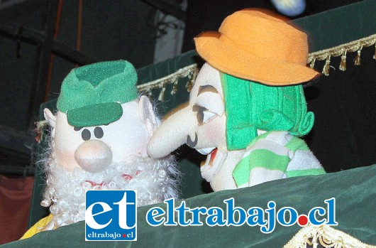SIEMPRE LOS VILLANOS.- Aquí tenemos al villano del cuento, intentando engañar al abuelito de la historia.