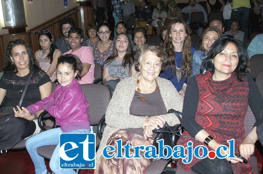 FIEBRES DE VIOLETA.- Cientos de sanfelipeños acudieron al teatro municipal para degustar de estos 15 éxitos de la gran Violeta Parra.