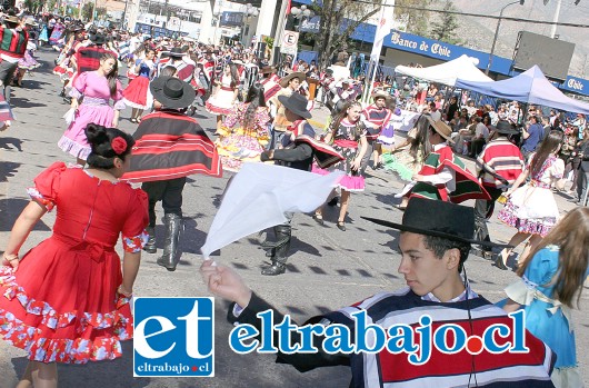 MIL PAÑUELOS Y MÁS.- Fueron más de 1.000 pañuelos los que este fin de semana giraron al viento de la primavera que vivimos en nuestro país.