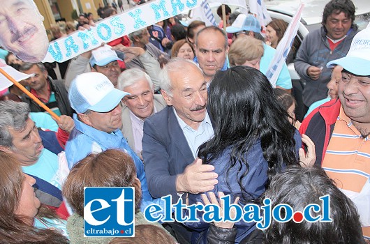 RESPALDO TOTAL.- No podía caminar Freire hacia la Plaza Cívica, pues sus admiradores y votantes se lo impedían por tantas muestras de cariño.