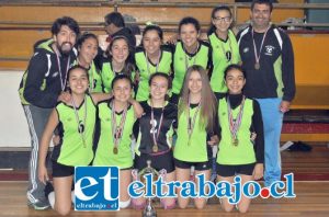 Ellos son los técnicos y jugadoras del San Felipe Voley U17, las nuevas campeonas nacionales en esa categoría, sanfelipeñas que hicieron morder el polvo a sus rivales durante todo el año.