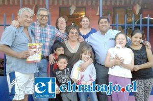 CERCA DE LA GENTE.- El candidato Eugenio Cornejo puso toda la carne al asador durante este mes de campaña, esperando el apoyo de los votantes para este crucial domingo.