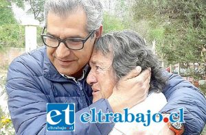 EMOTIVO.- En algunas ocasiones los sanfelipeños fueron e motivos con el político de 45 años, cuando él les visitó en sus casas.