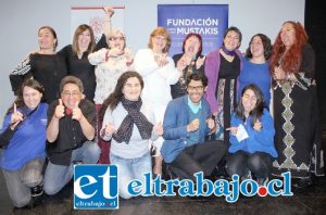 NUESTROS CUENTACUENTOS.- Los profesores de Fundación Mustakis, junto a los Cuentacuentos aconcagüinos, posan alegres para las cámaras de Diario El Trabajo.