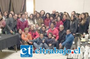 NO ESTÁ SOLO.- Felipe Cuevas muestra su plumaje político para convencer a los votantes, de que él es la mejor opción política para los sanfelipeños.