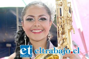 DESPAMPANANTE.- La bellísima Diana Higuera, artista colombiana, nos sorprenderá con su repertorio musical.