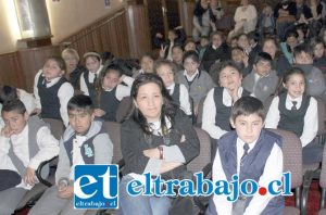 PEQUES ENCANTADOS.- Fueron once cuentos cortos los que fueron relatados por las estudiantes y profesores de la escuela, al teatro municipal asistieron 50 estudiantes de la Escuela José de San Martín.