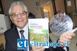 UN GANADOR.- Hernán Urbina, muestra en nuestra Sala de Redacción, el libro que publicaron su historia, y el galvano que recibió por su primer lugar en la V Región, contra 350 escritores más.