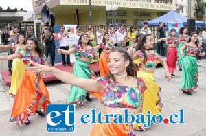 LA GRITONA.- Aquí tenemos a los chicos de Comparsa La Gritona, de Valparaíso, agrupación artística que presentó su trabajo en esta Feria Migrante.