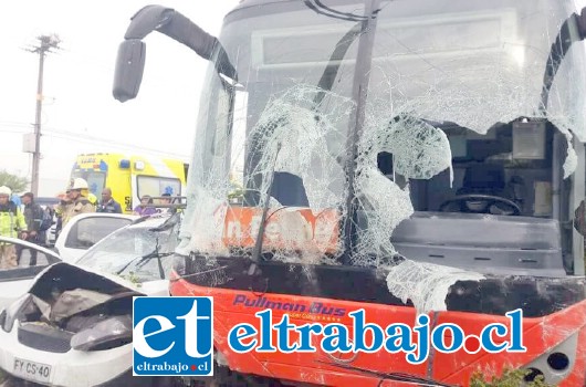 La violenta colisión entre el bus de empresa Pullman y el vehículo menor deja en evidencia la gravedad del suceso ilustrada en esta fotografía.