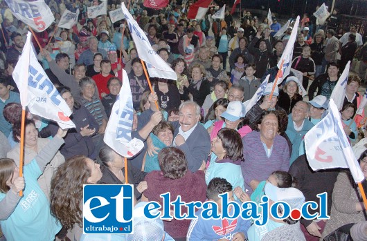 TRIUNFO ARROLLADOR.- Electrizante final electoral es el que se vivió al filo de las 20:00 horas con el triunfo arrollador de Patricio Freire, quien fue reelecto a cuatro años más como alcalde de San Felipe. Arrolló con un 71% de los votos, mientras que Eugenio Cornejo superó a Felipe Cuevas por más de 1.500 votos. (Foto Roberto González Short)
