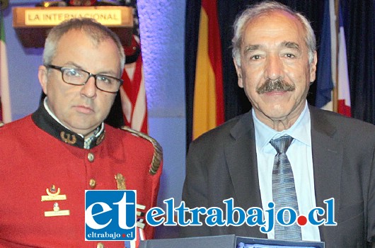 FREIRE PREMIADO.- El alcalde en título de San Felipe y candidato al mismo cargo, Patricio Freire, recibió un reconocimiento de Bomberos, por su apoyo al desarrollo de esa Compañía.