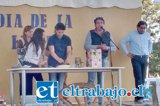 El Concejal Electo Mario Villanueva en su polémica participación en un colegio donde ofreció un asado y por lo cual fue acusado de cohecho.