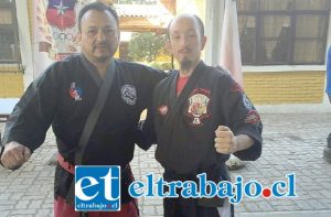 El Maestro Oscar ‘Toti’ Contreras (izq.) organiza la Copa de la Hermandad, uno de los eventos más importantes de las artes marciales de Chile.