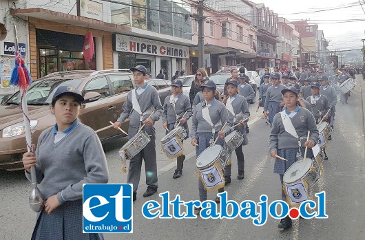 CONQUISTAN CHILOÉ.- Los chilotes disfrutaron en algunas de sus ciudades de esta presentación estudiantil.