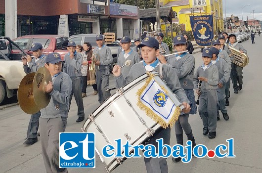 GRANDE CHIQUILLOS.- En el puro corazón de Castro, nuestros chicos de la banda de la Escuela Carmela Carvajal brillaron con luz propia.