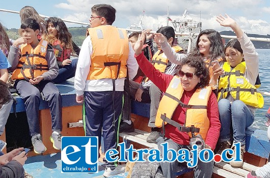 APODERADOS TAMBIÉN.- Los apoderados que viajaron también disfrutaron con sus niños de algunos paseos en el mar.