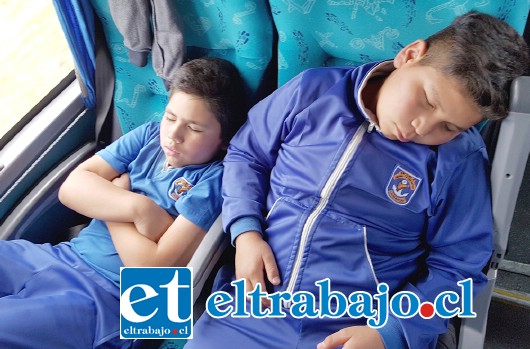 SIN ENERGÍA.- Los chicos regresaron agotados y muy relajados, sabiendo que el nombre de su escuela ahora es muy conocido en tierras del sur.