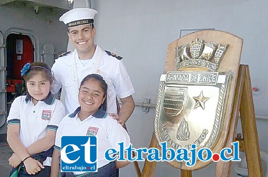 VIAJE FANTÁSTICO.- Estas dos pequeñitas visitaron la Armada de Chile, en Valparaíso, ahí fueron atendidas como dueñas de casa.
