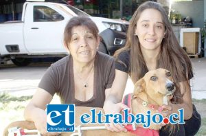 VECINAS ANIMALISTAS.- Aquí tenemos a doña Ana María Soto y Dayana Muñoz, en compañía de ‘Chunchita’, la perrita de nuestra historia.