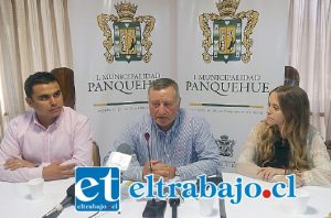 Acompañado de los animadores del evento: Consuelo Schuster (a la derecha) y Oscar Tapia. el Alcalde Luis Pradenas dio a conocer la parrilla artística del VIII Festival de la Voz de Panquehue.
