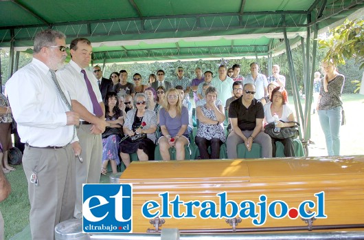 LA DESPEDIDA.- Familiares y amigos cercanos a don Miguel Ricardo, le dieron el Último Adiós al comunicador, en el Cementerio Parque Almendral.
