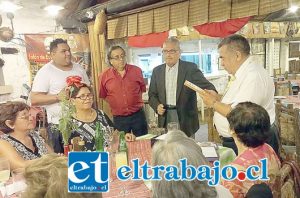 El integrante de la directiva, Eduardo Llanos lee el galvano que le entregaron a los Ricardos de La Ruca (foto gentileza Folkloreando Aconcagua).