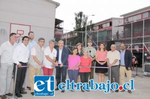 CORTE DE CINTA.- El Alcalde Patricio Freire, en compañía de parte del Concejo Municipal, junto a autoridades y vecinos del denominado Condominio Social Encón.
