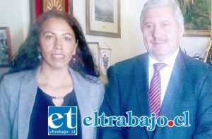 El director de la Dirección de Administración de Educación Municipal, Daem San Felipe, Iván Silva Padilla, junto a la directora de la Escuela Especial Sagrado Corazón, Beatriz Gallardo Morales.