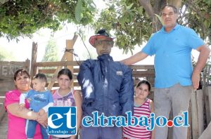 IDEA FAMILIAR.- Don Segundo Guerrero y su familia, muestran a Diario El Trabajo el enorme muñeco, que este sábado 31 de diciembre será quemado en El Escorial.