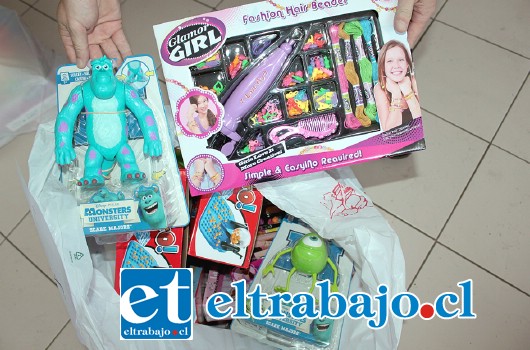 LLEGÓ LA NAVIDAD.- Decenas de dirigentes vecinales hacían fila ayer jueves en la Cámara de Comercio Detallista y Turismo de San Felipe para recibir las bolsas de regalos asignadas a sus poblaciones.