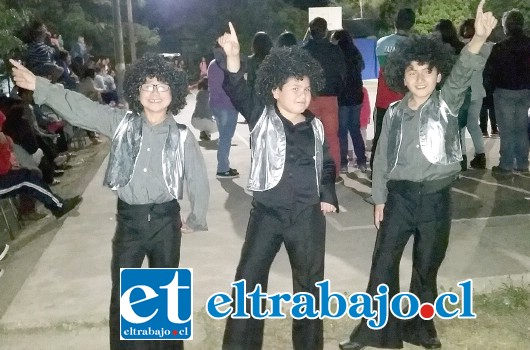 LA NUEVA OLA.- Aquí tenemos a estos pequeñitos, quienes prefirieron interpretar a los artistas de La Nueva Ola, con canciones y ropa incluidas.