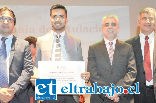 La distinción máxima recayó el alumno Francisco Araya, de la carrera de Derecho, que enfatiza tantos los logros académicos, como las características personales del nominado.