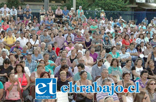 MULTITUDINARIO CUMPLEAÑOS.- Más de 2.000 personas se dieron cita en la Plaza Cívica para disfrutar de la tarde ranchera este domingo, y celebrar también los 30 años de carrera de Nelson Sagredo.