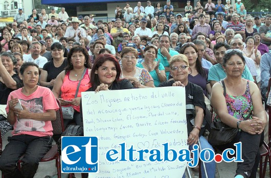 TARDE RANCHERA.- Aquí tenemos al público, con mensajes positivos para Nelson, en los que destacan los nombres de los artistas participantes en el concierto.