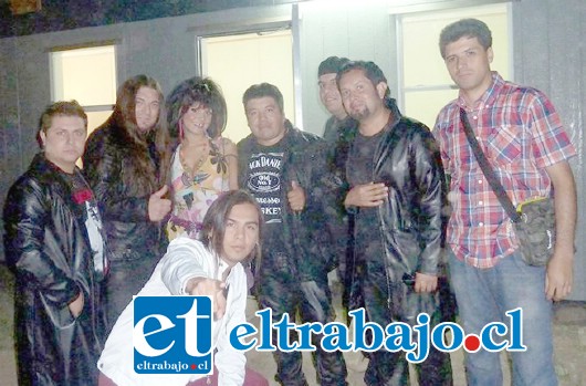 EN MEGA.- ‘Jano’ Rojas junto al personaje 'J Lo' y algunos participantes de su banda musical durante una presentación en el reality Amor a Prueba de Mega.