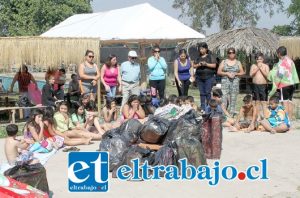 MUCHOS REGALOS.- Eran enormes las bolsas de regalos que los empleados de Correos Chile, de San Felipe, entregaron a los estudiantes de la Escuela San Rafael, durante esta semana.