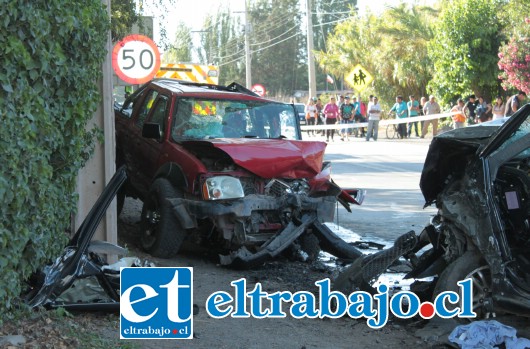 Las imágenes dan cuenta de la violencia del impacto que costó la vida a uno de los conductores dejando al otro gravemente herido.